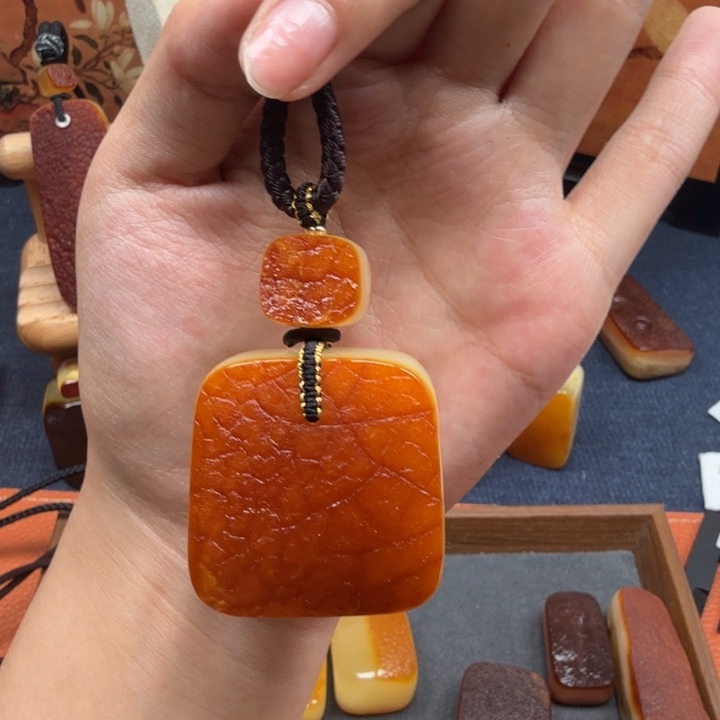 蜜蜡未镶嵌吊坠(赠链)