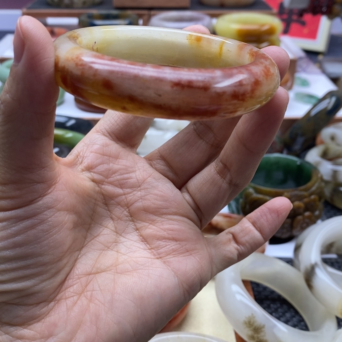 石英质玉手镯未镶嵌于****精