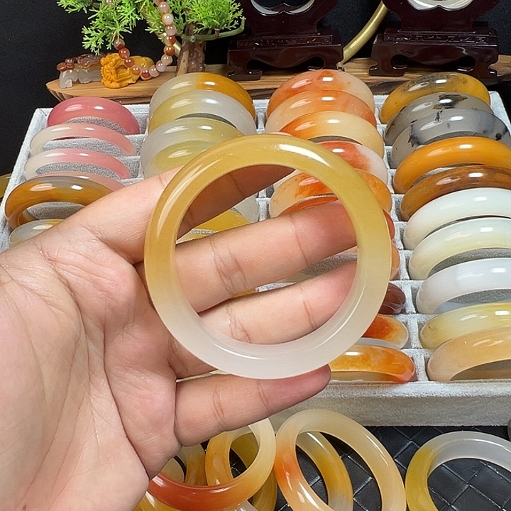 ᦗ****石英质玉（黄龙玉）未镶嵌手镯