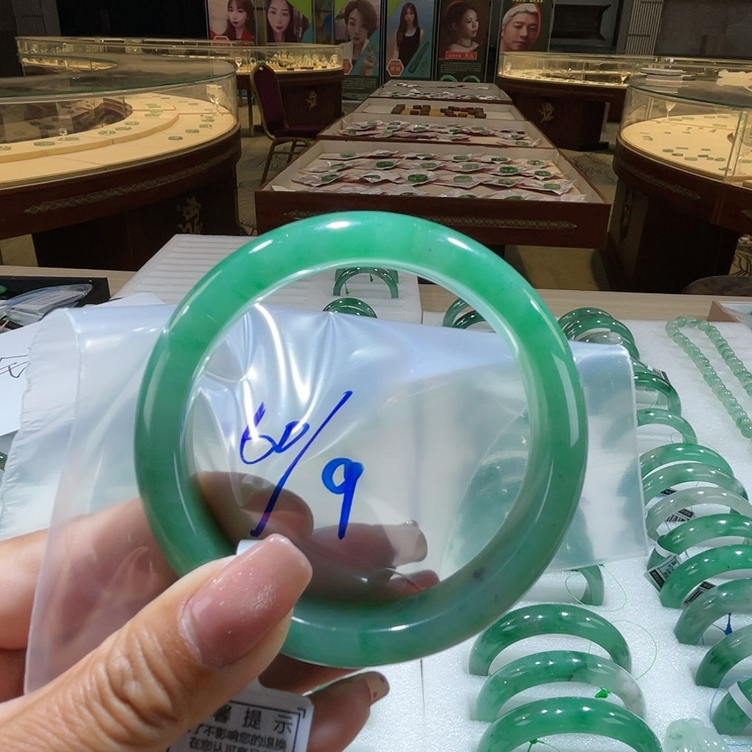 石英质玉颈饰未镶嵌一个