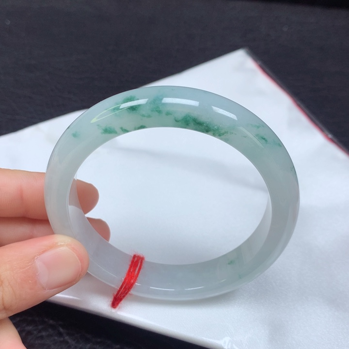 翡翠手镯未镶嵌。