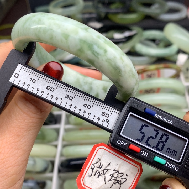 蛇纹石玉未镶嵌手镯380