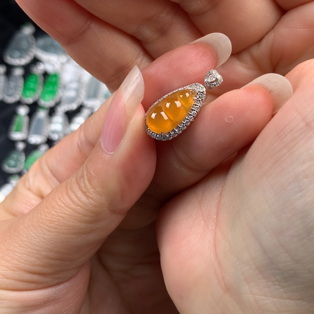 颈饰18K金镶嵌翡翠芬达黄豆子