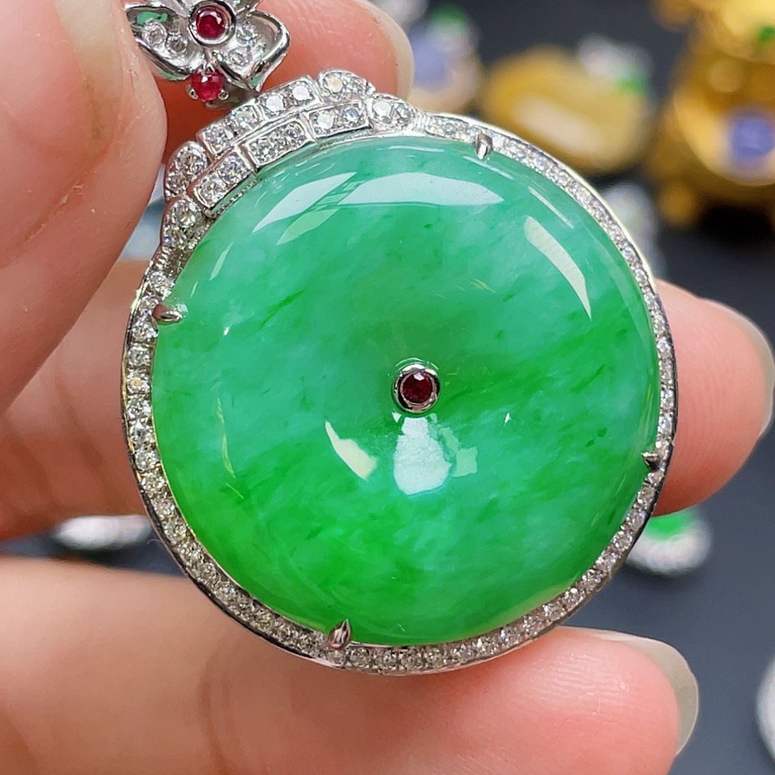 翡翠18K金镶嵌颈饰绿平安扣