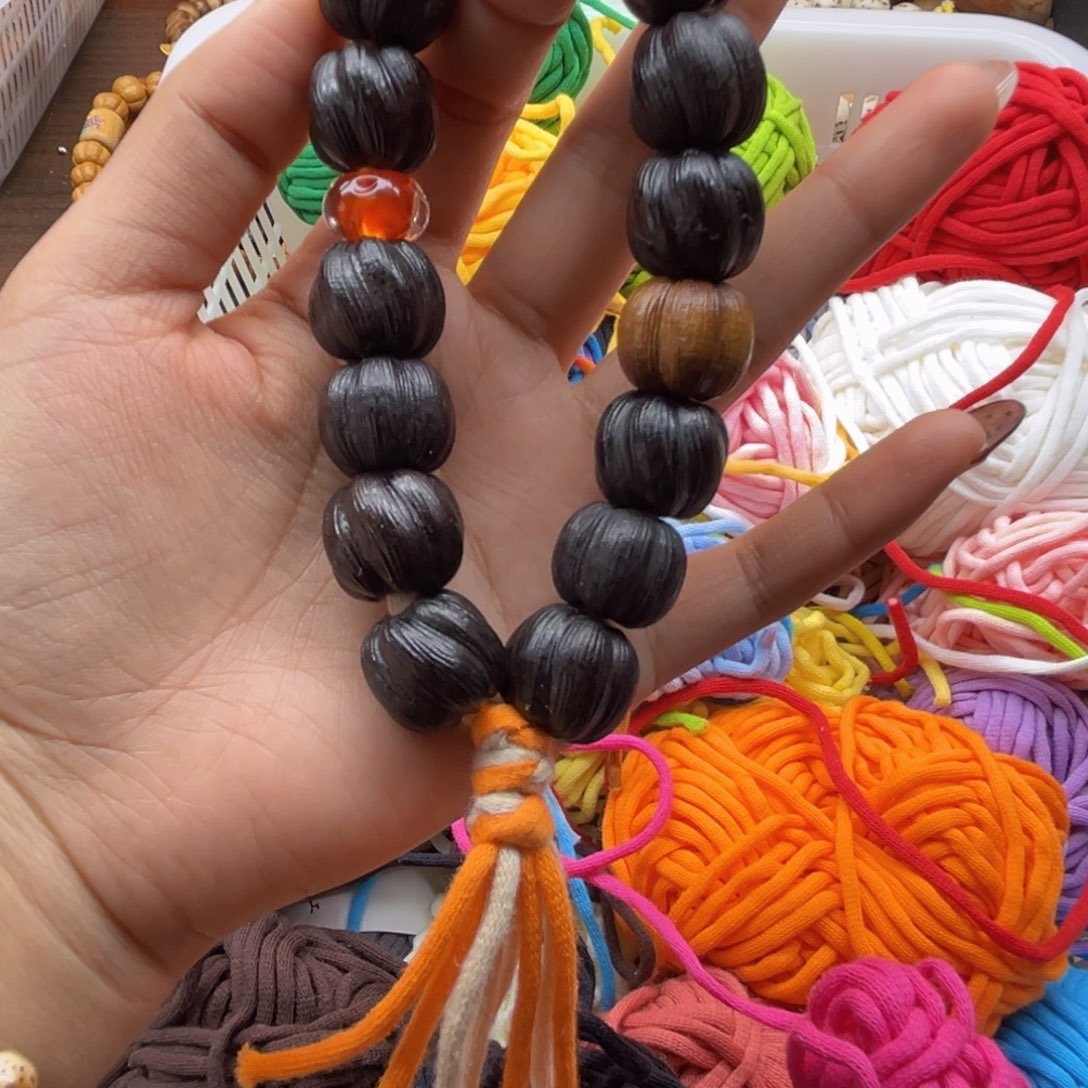 手串猴头核桃。黑色乌木的卷卷酥