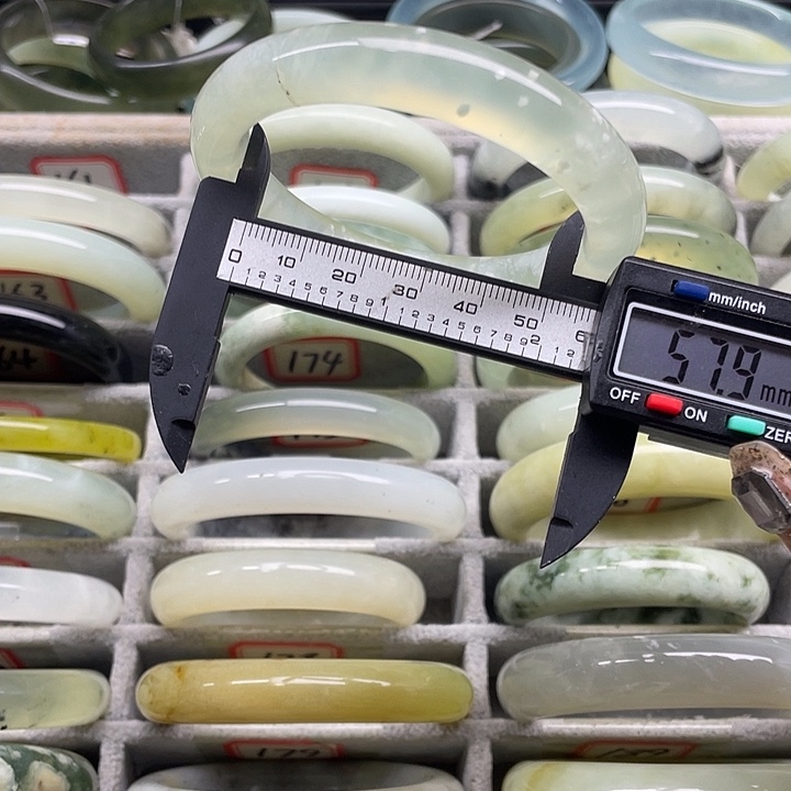 蛇纹石玉未镶嵌手镯161