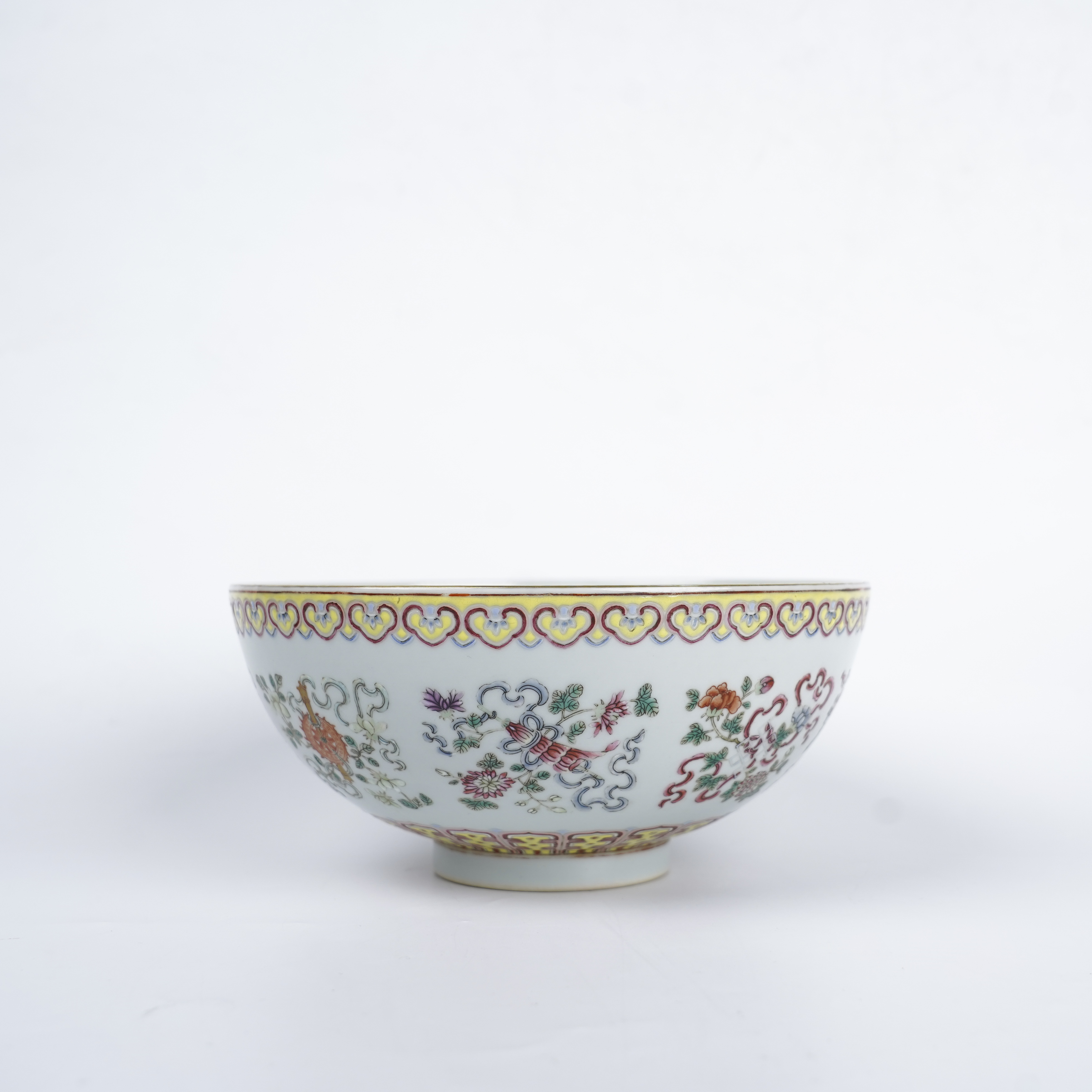 Lot024粉彩八宝碗