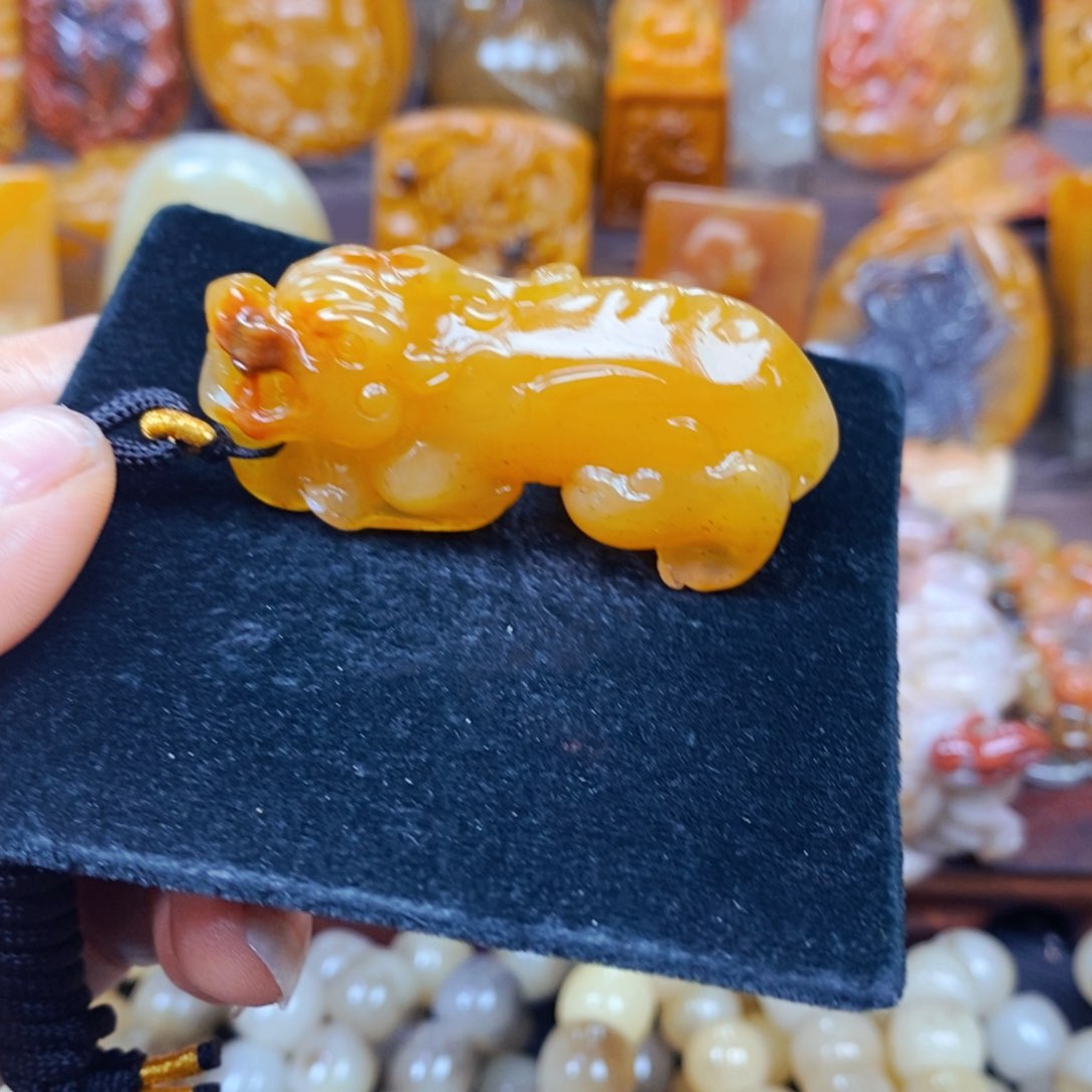 石英质玉（黄龙玉）未镶嵌颈饰