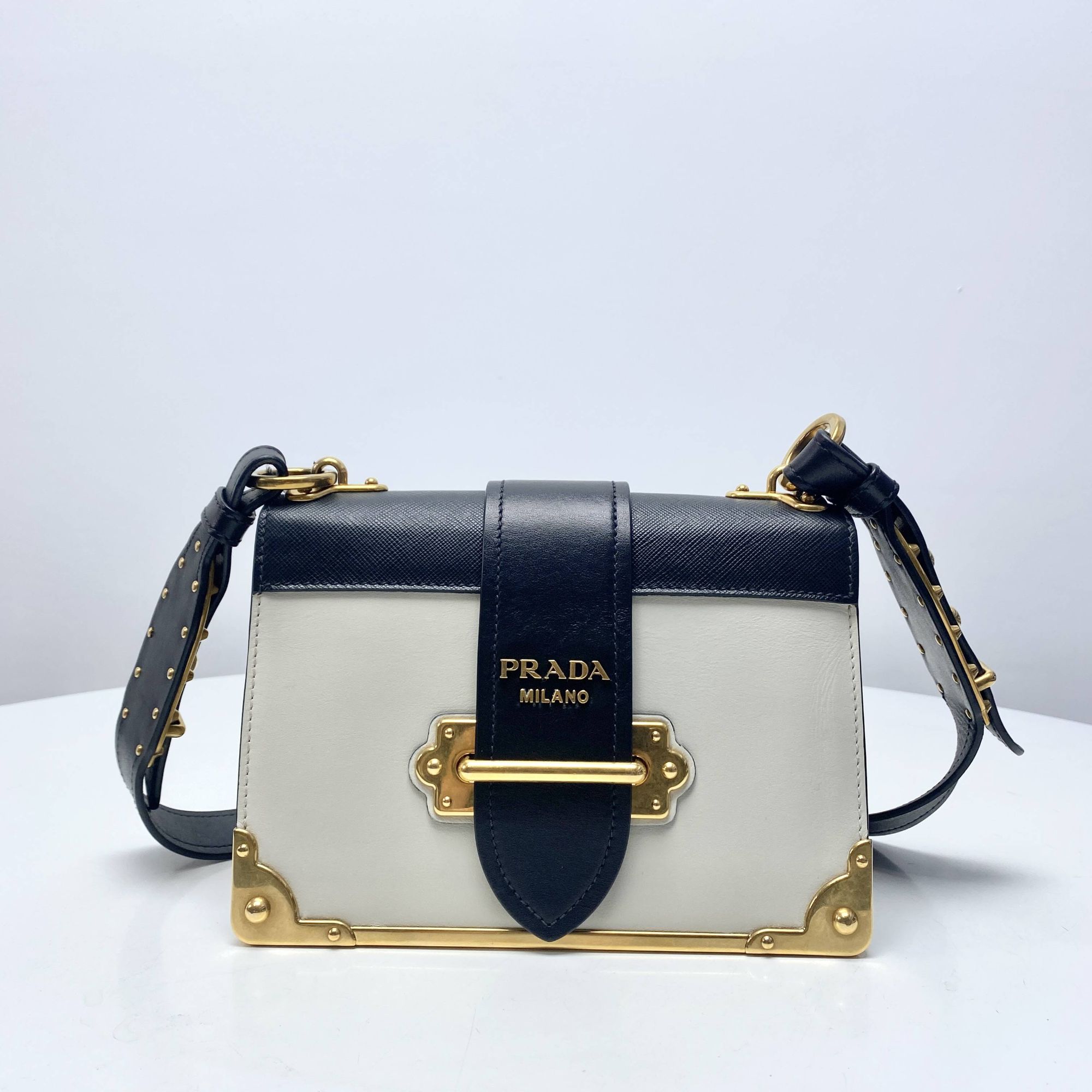 95新 Prada/普拉达 玺越奢品 普拉达白色中号宫廷盒子THCI2409