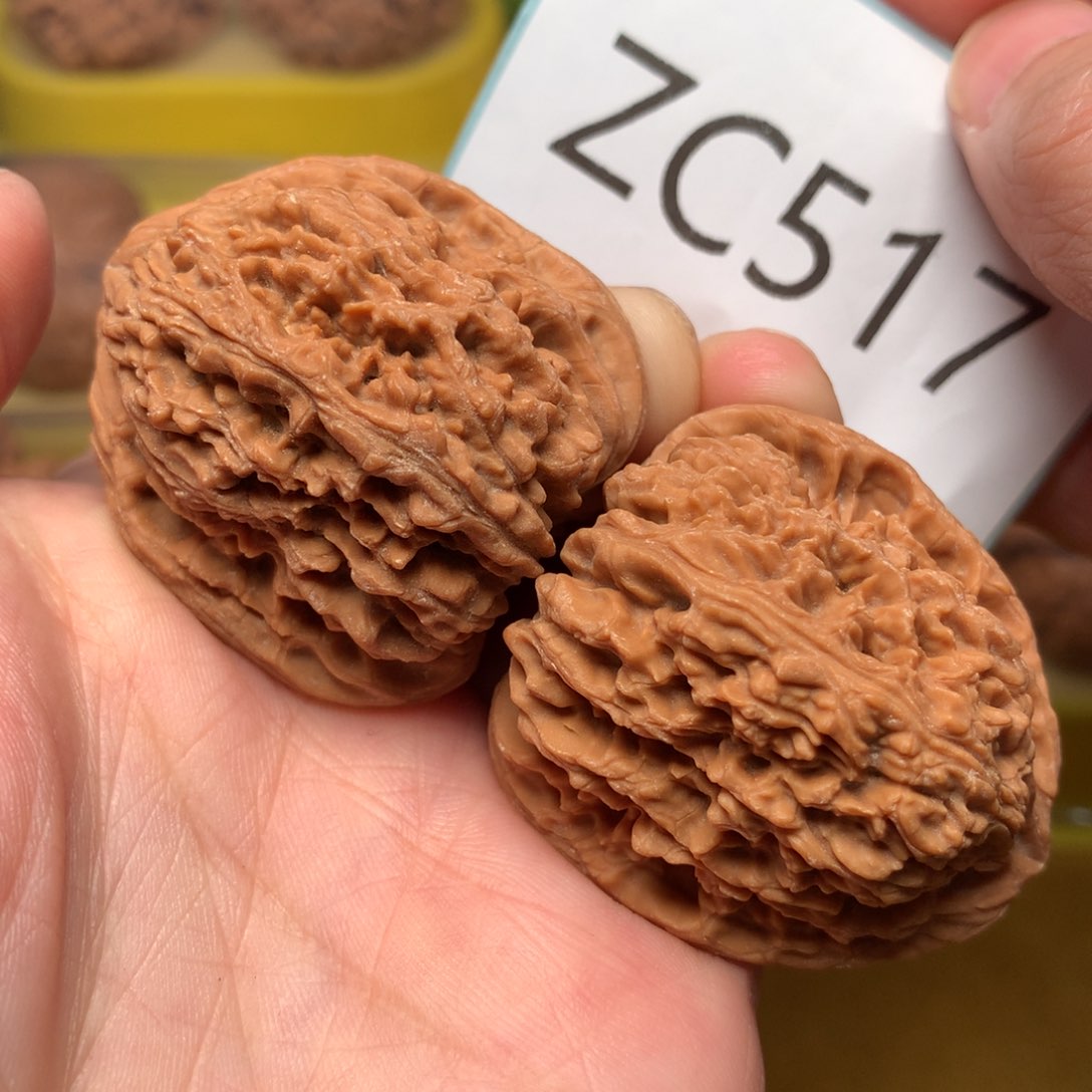 文玩核桃把件红皮炮弹南疆石38