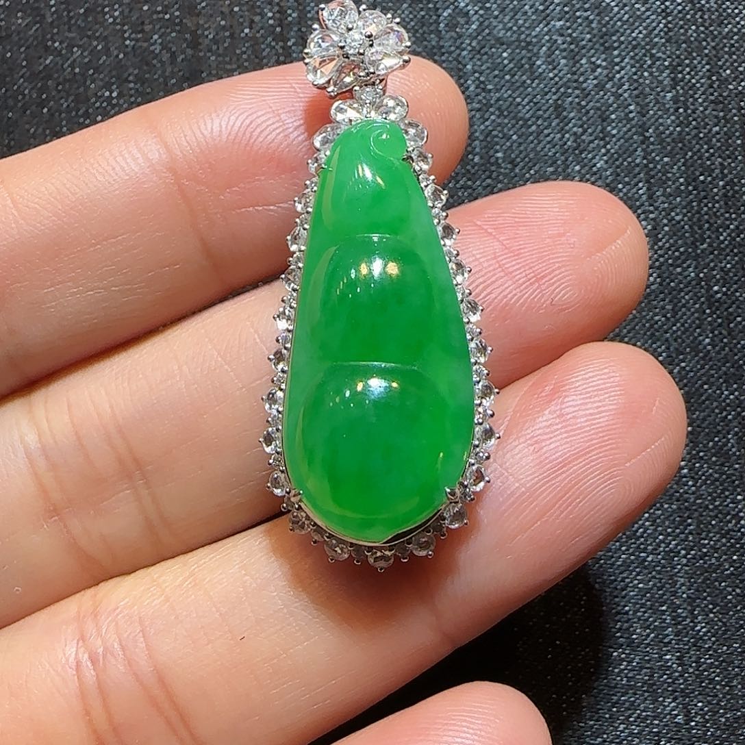 翡翠18K金镶嵌颈饰福豆