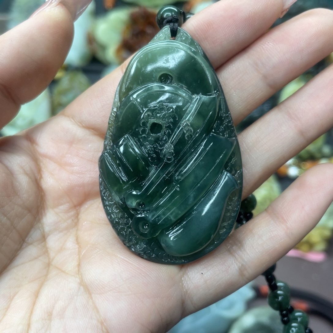 蛇纹石玉颈饰未镶嵌