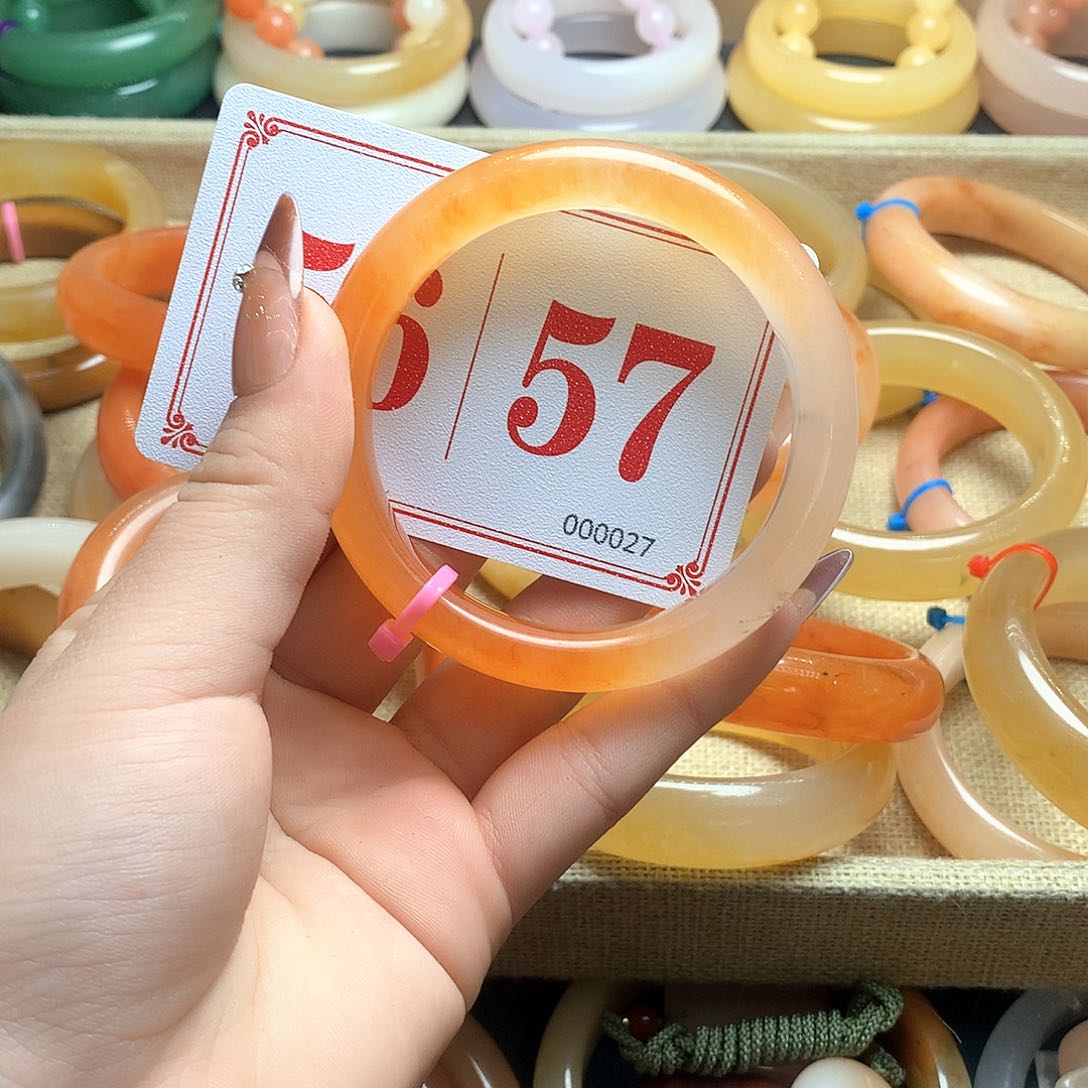 未镶嵌石英质玉（黄龙玉）手镯