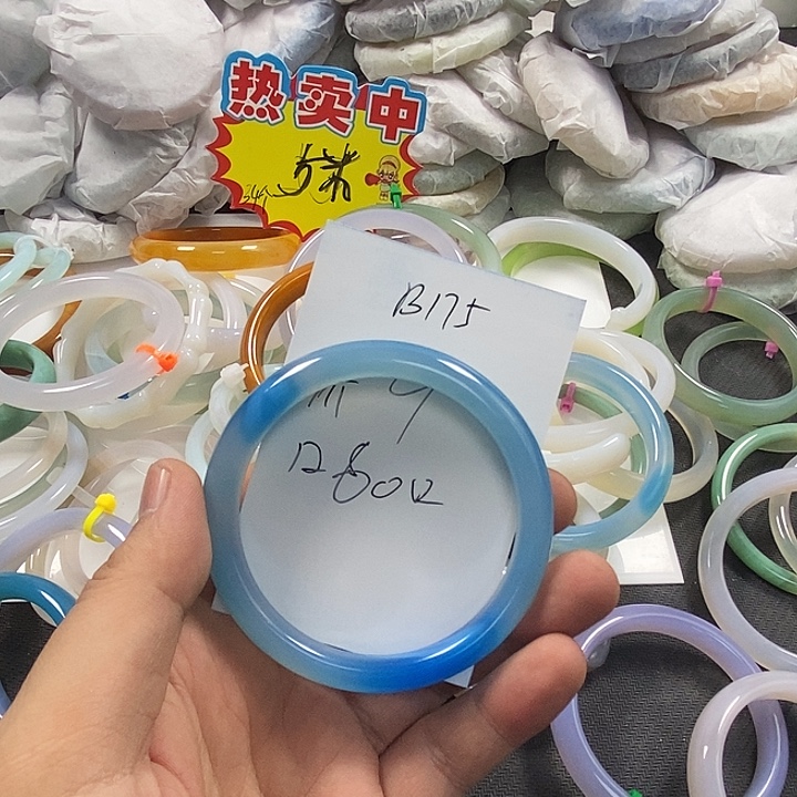 清***香玛瑙/玉髓未镶嵌手镯