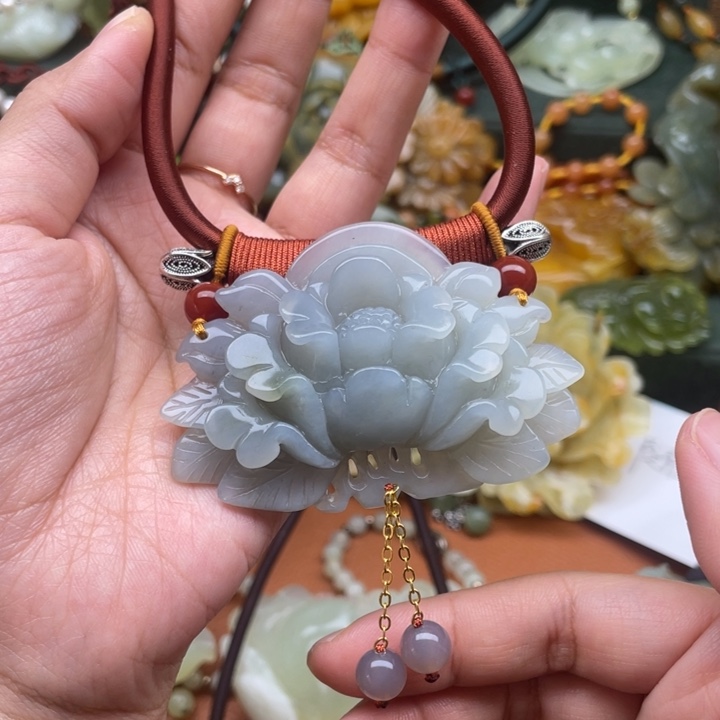 蛇纹石玉吊坠合金