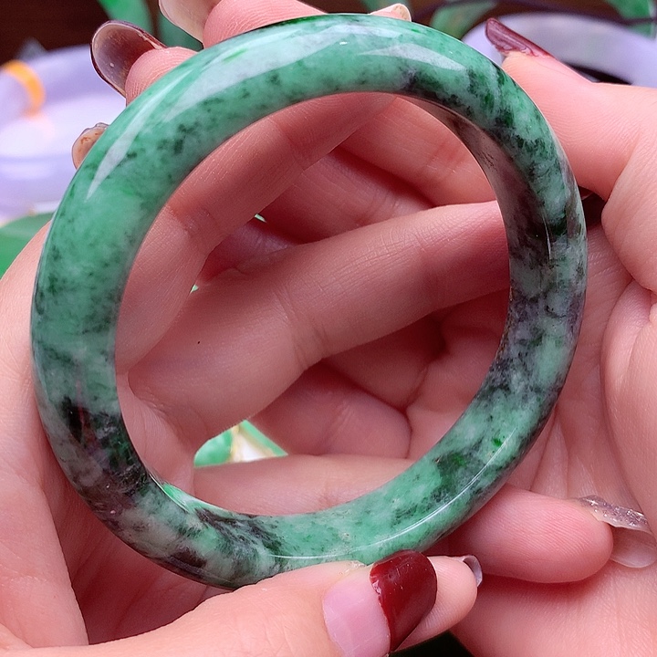 翡翠手镯未镶嵌翡翠