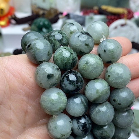 独山玉颈饰未镶嵌