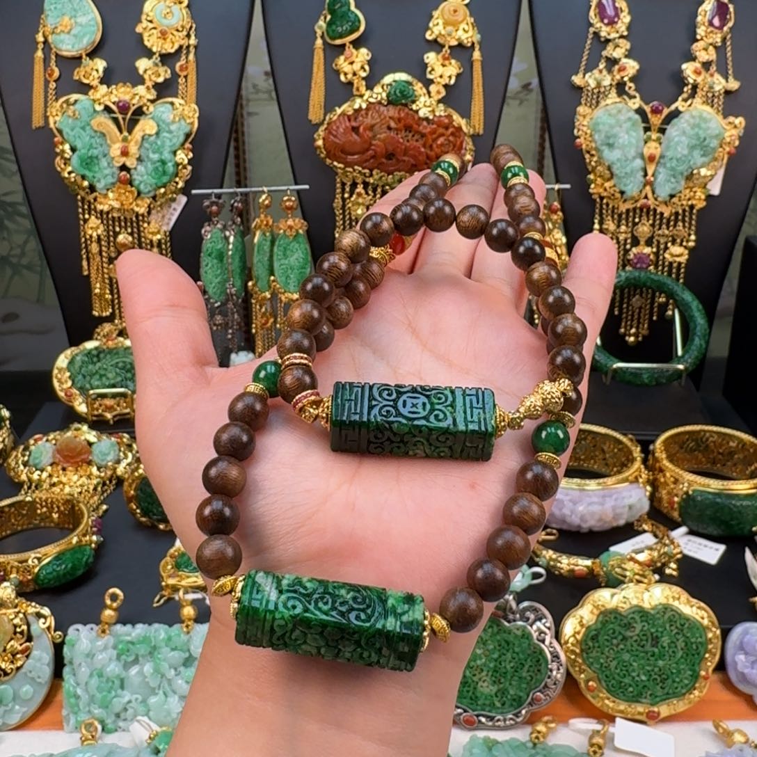 用***7翡翠未镶嵌颈饰亏清