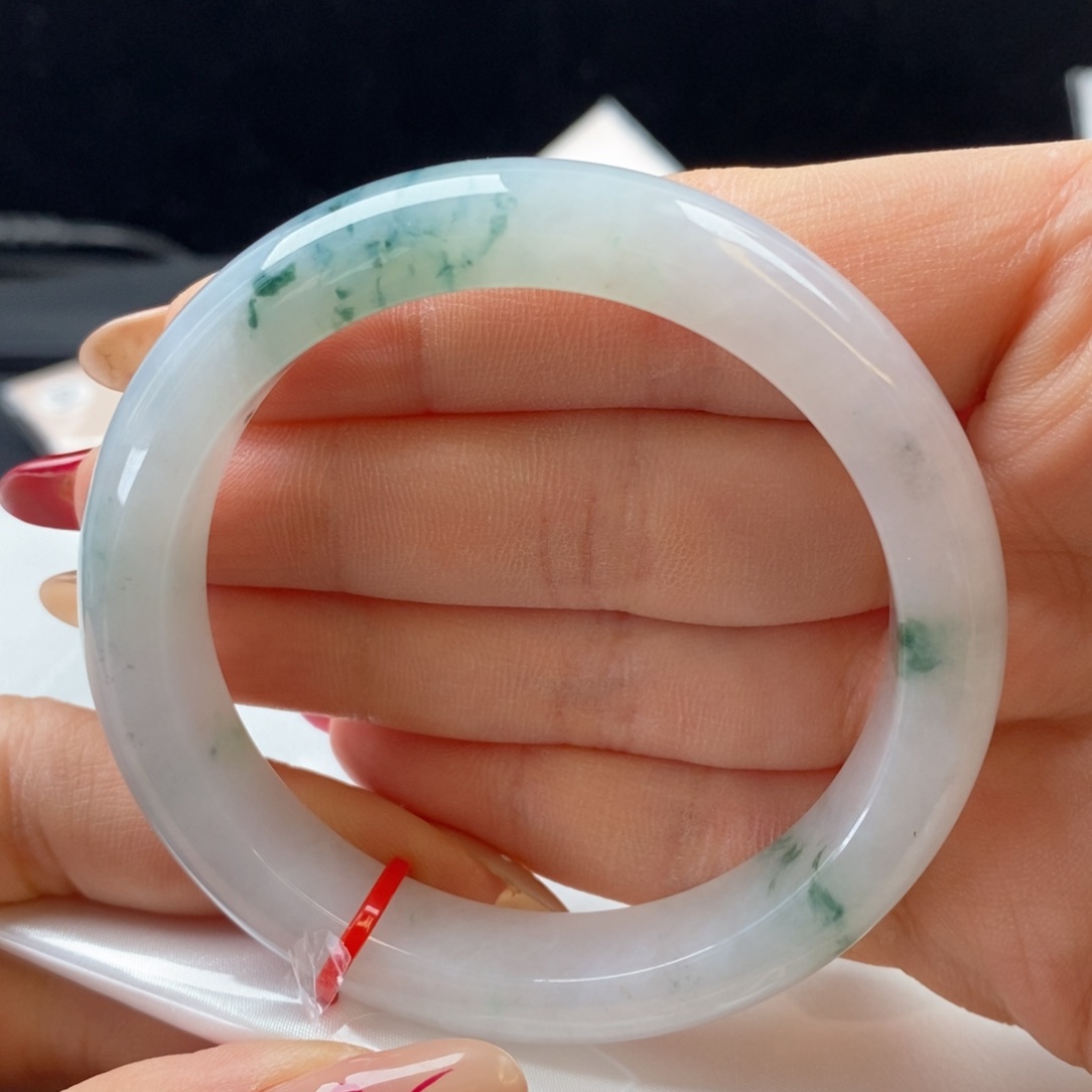 翡翠手镯（圆镯）未镶嵌57圈口28