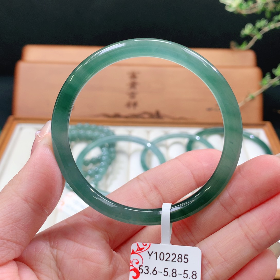 翡翠手镯未镶嵌天然