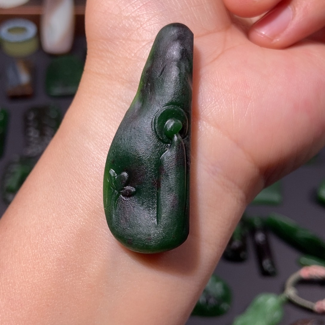 和田玉未镶嵌吊坠被****子