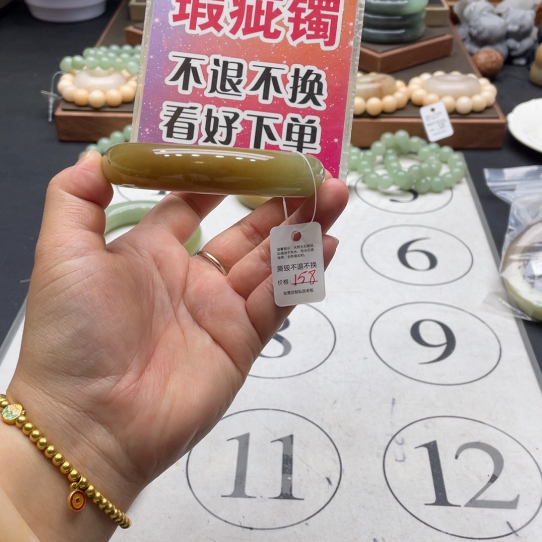 溜***吉石英岩玉未镶嵌手镯