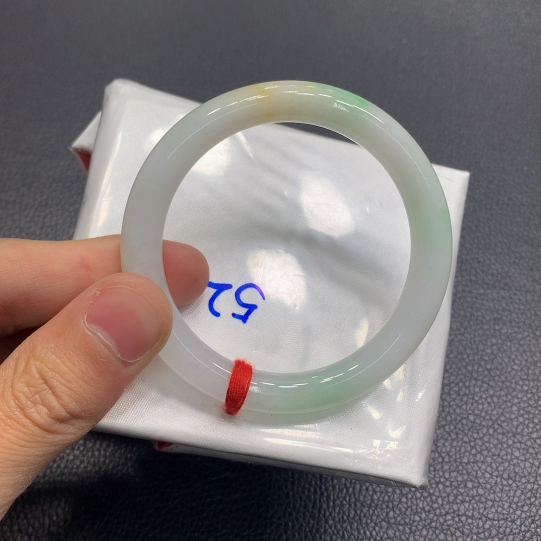 翡翠手镯未镶嵌翡翠