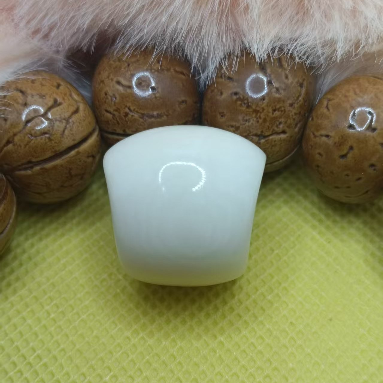 象牙果雕刻马蹄扇面，注:扇面配串以高度为准