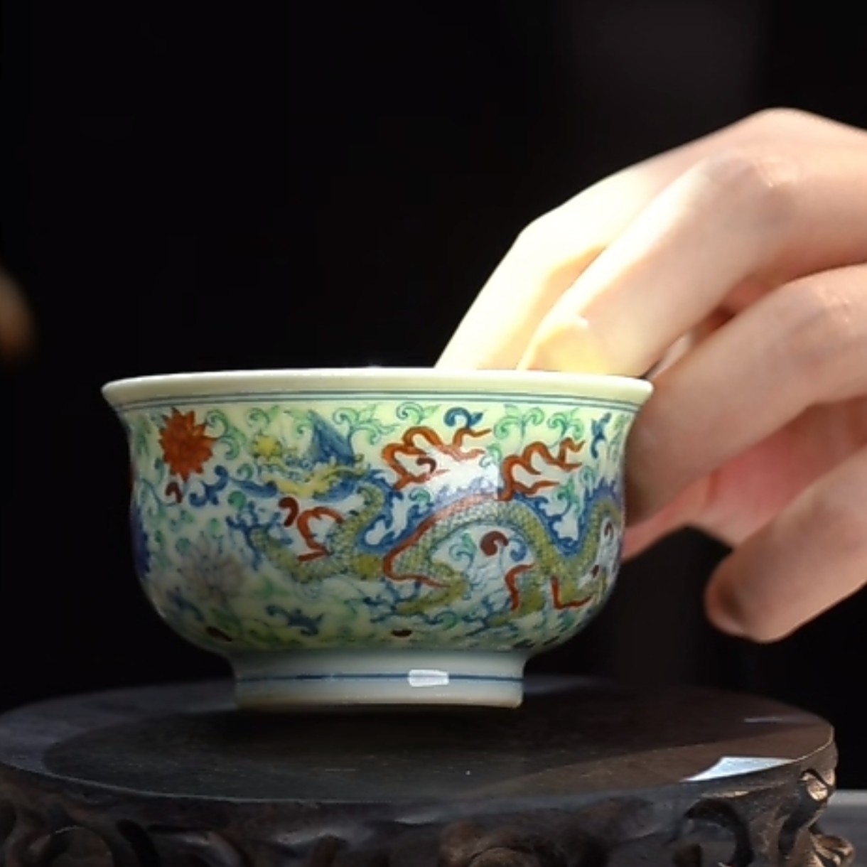  斗彩龙穿花纹罗汉杯