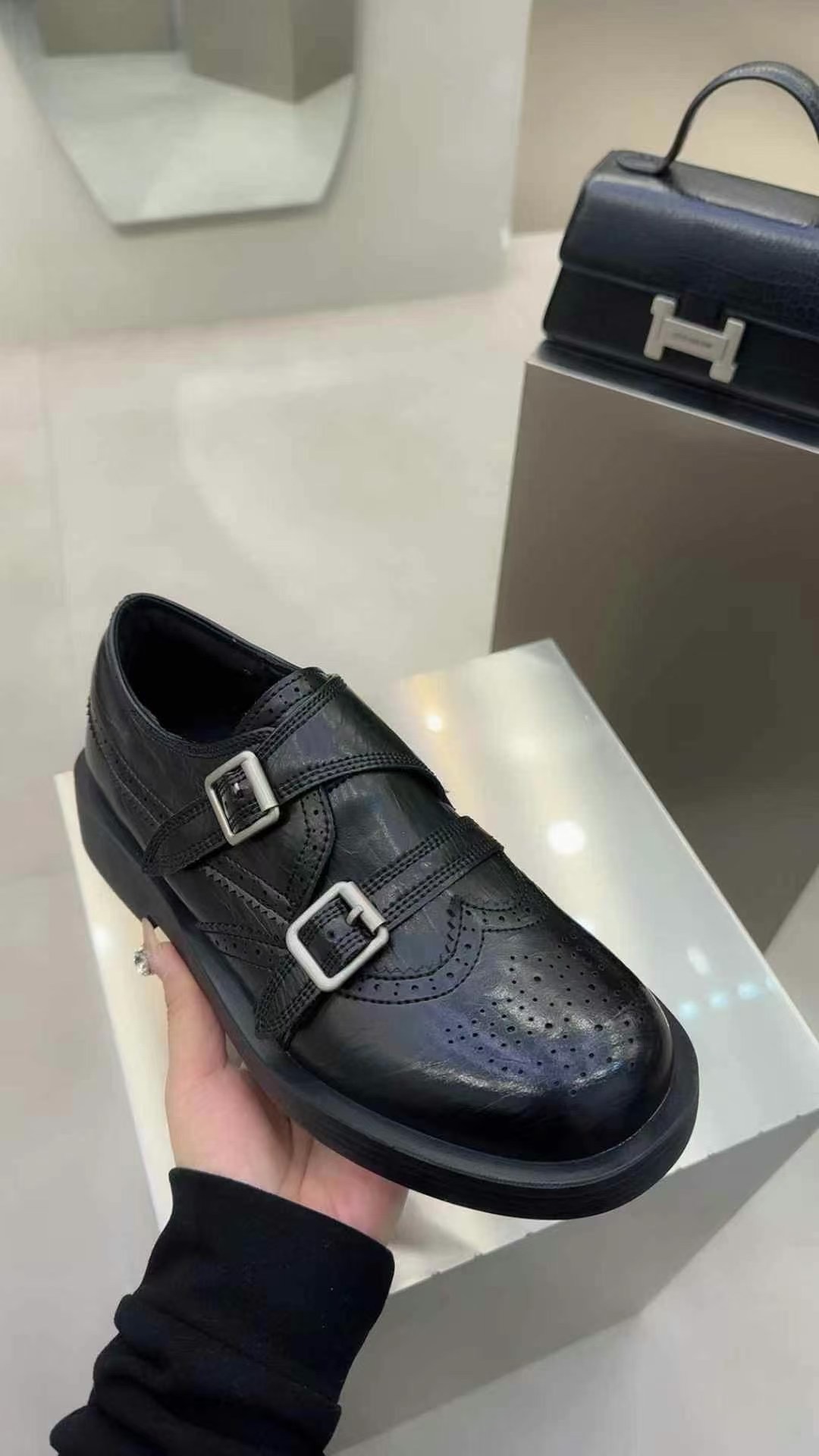 时尚美一步女鞋25年春季新款雕花复古小皮鞋英伦风乐福鞋H600-1  