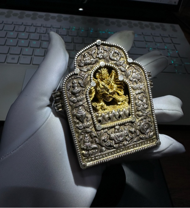 纯银八吉祥錾刻嘎乌盒大威德金刚饰品摆件