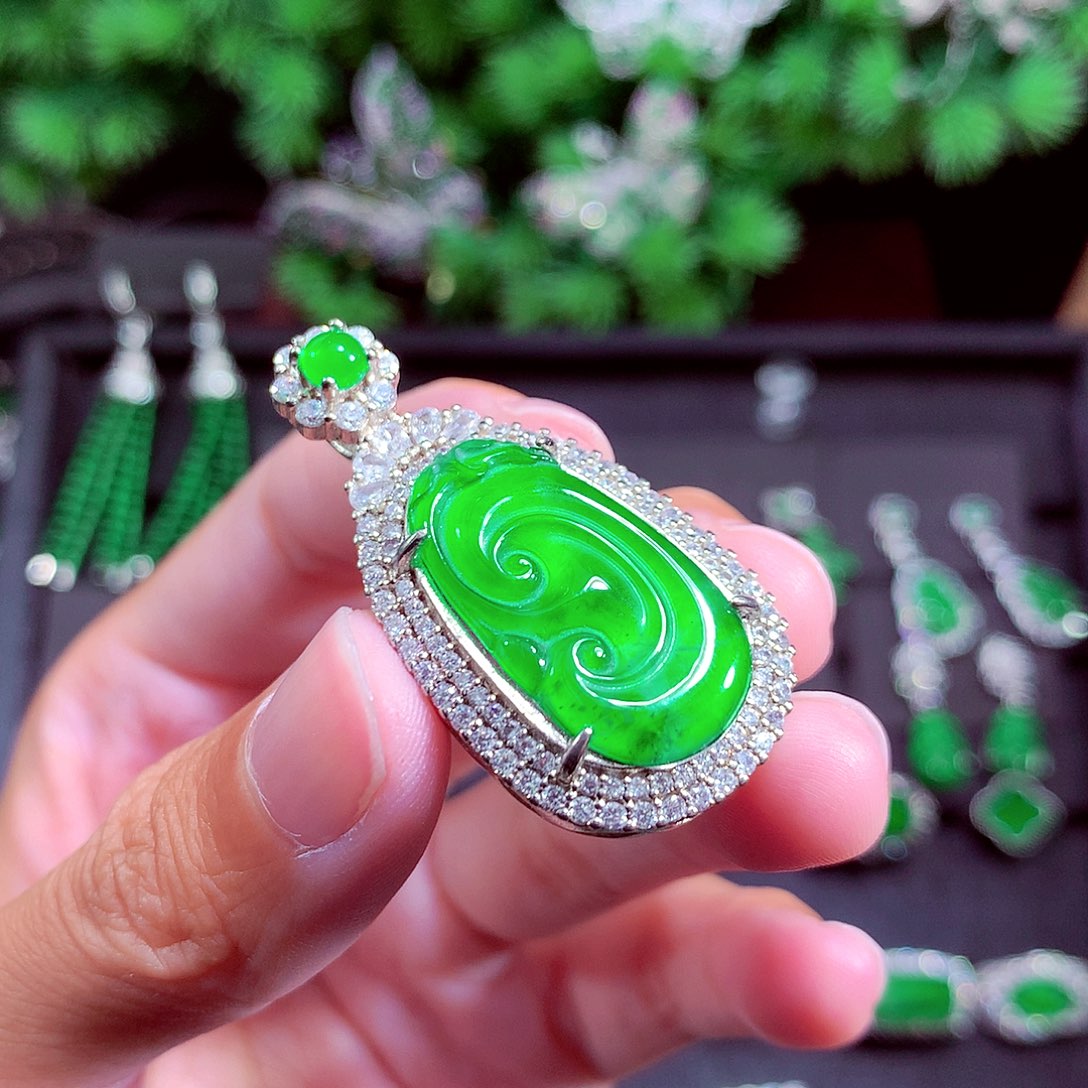 颈饰未镶嵌翡翠天然