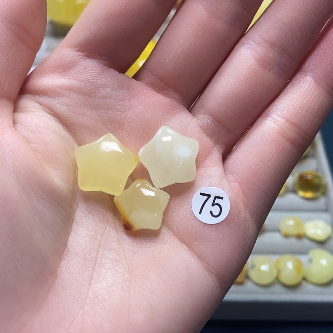 琥珀裸石未镶嵌，