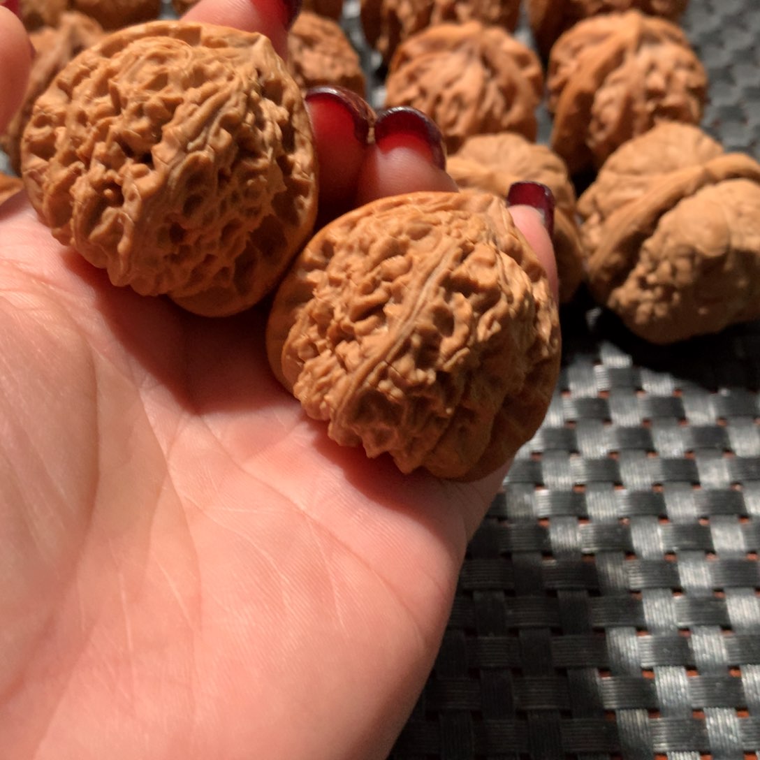 文玩核桃把件红*.三角白