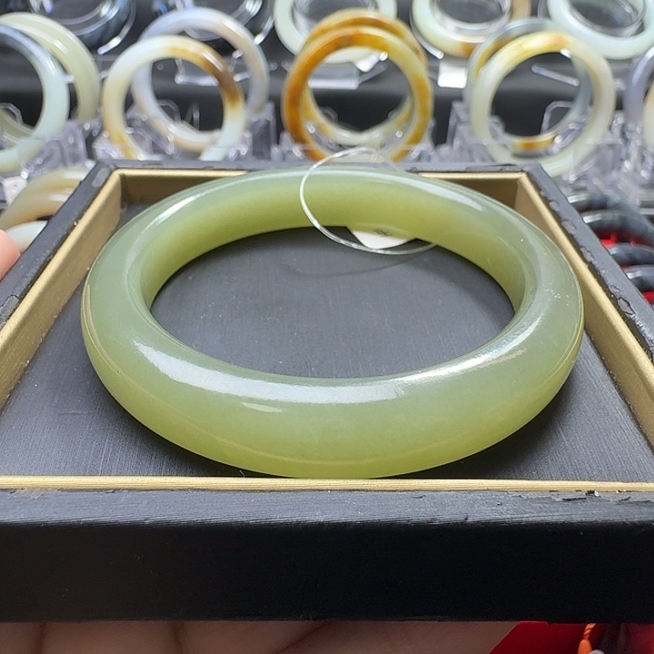 和田玉未镶嵌手镯