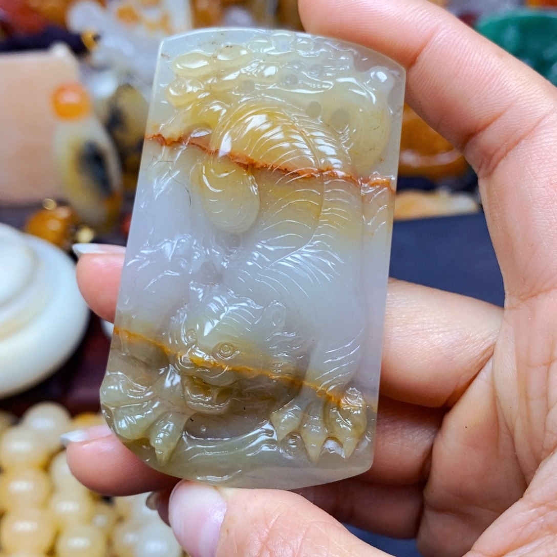 石英质玉（黄龙玉）颈饰未镶嵌