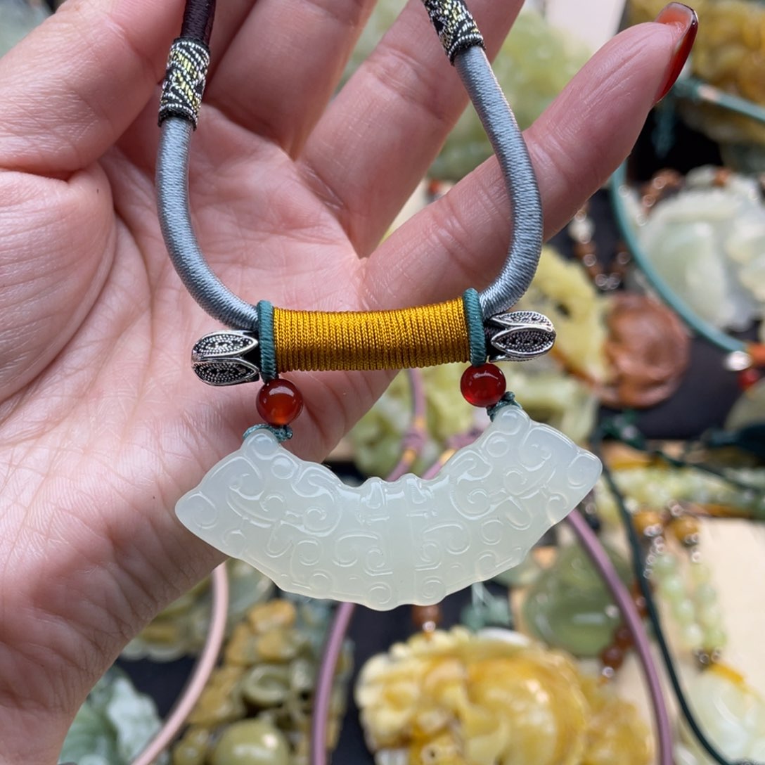 蛇纹石玉颈饰未镶嵌