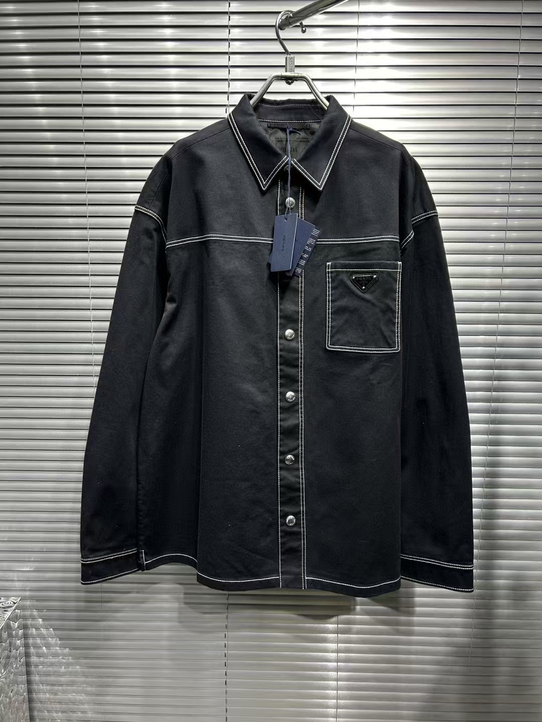 未使用 Prada/普拉达 24ss金属三角标牛仔衬衫外套/L码