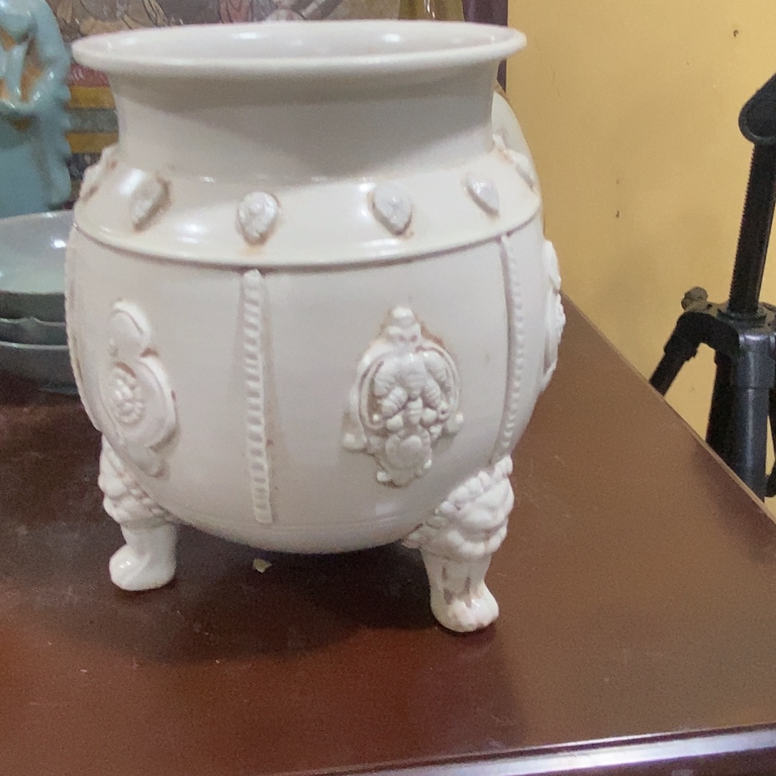 D***化瓷片邢窑的一个三足炉