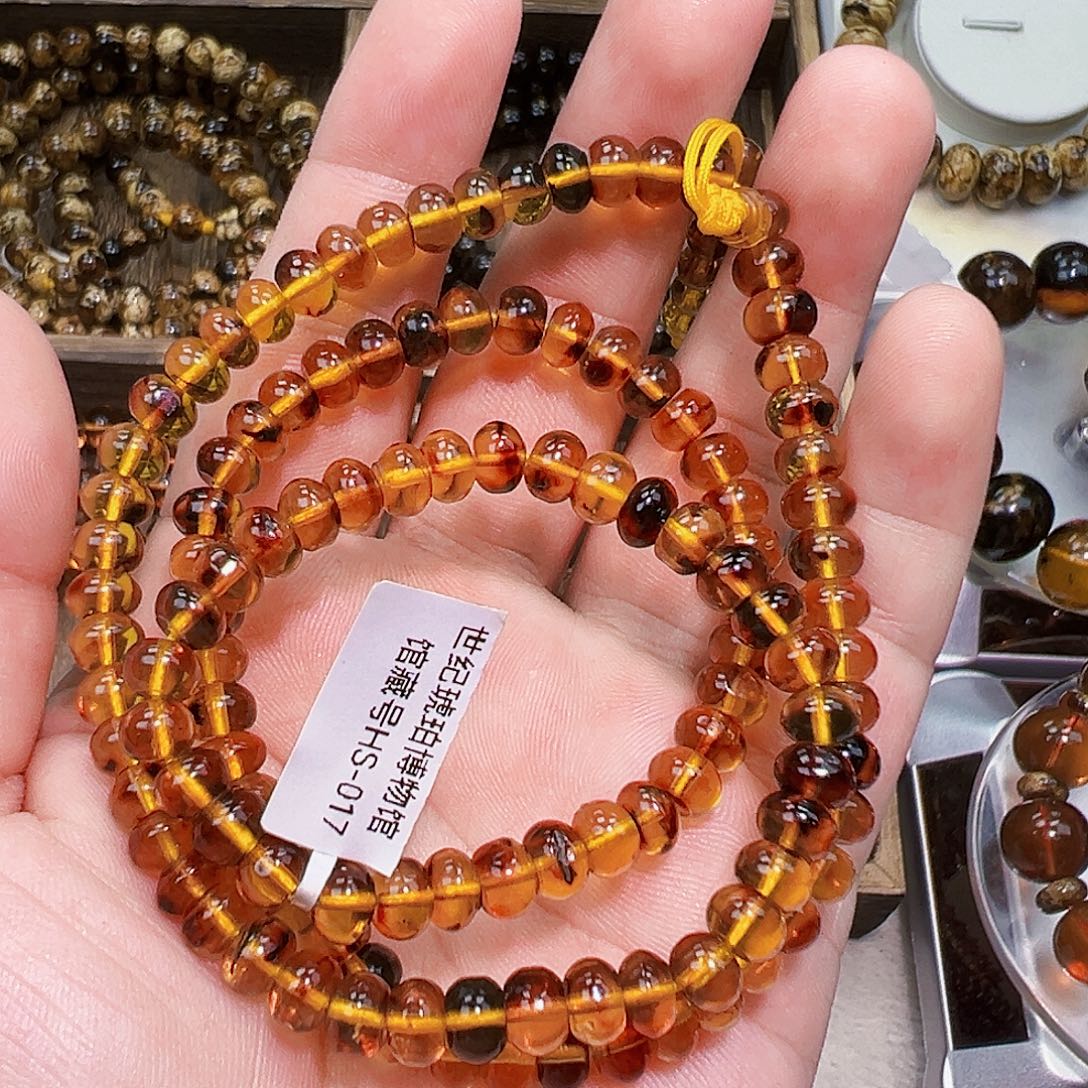 琥珀未镶嵌颈饰抚顺