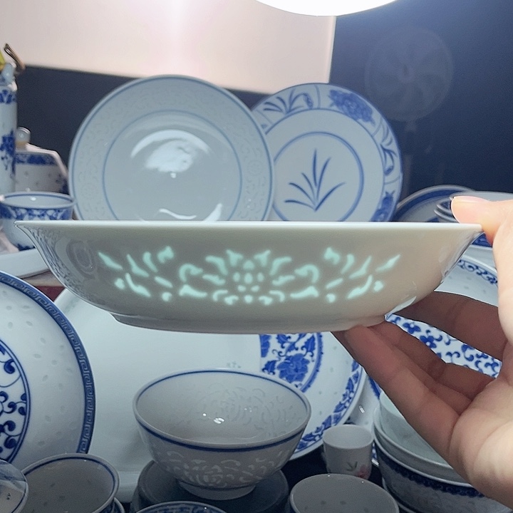 碗隐青雕塑缠枝莲八寸盘