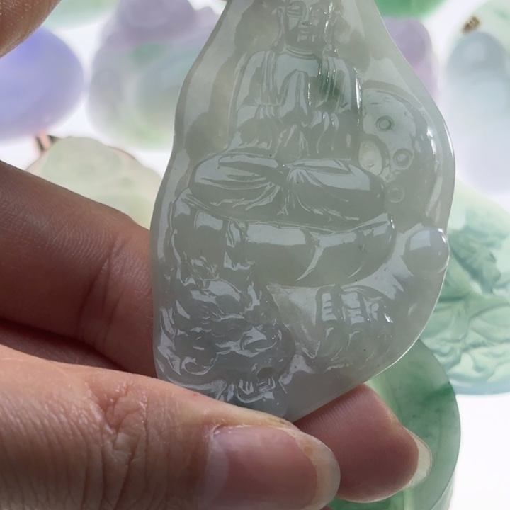 翡翠吊坠(赠链)未镶嵌飘花御龙观音