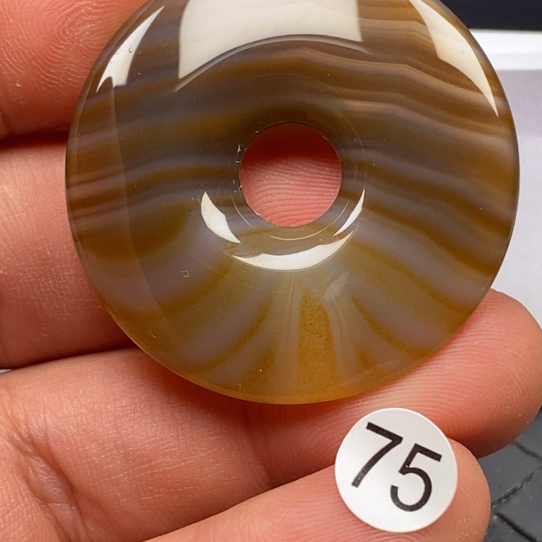 肖***迪玛瑙/玉髓未镶嵌颈饰挂件