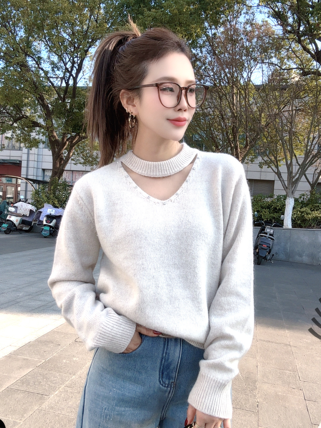 恰逢景梅子自留款冬季保暖气质绵羊毛V领加厚重工挂脖心机毛衣女