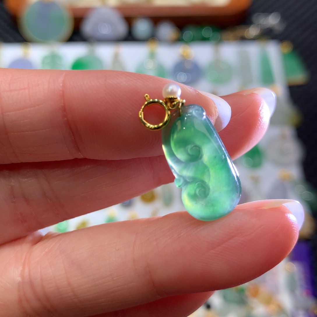 翡翠颈饰18K金镶嵌翡翠吊坠的未镶嵌