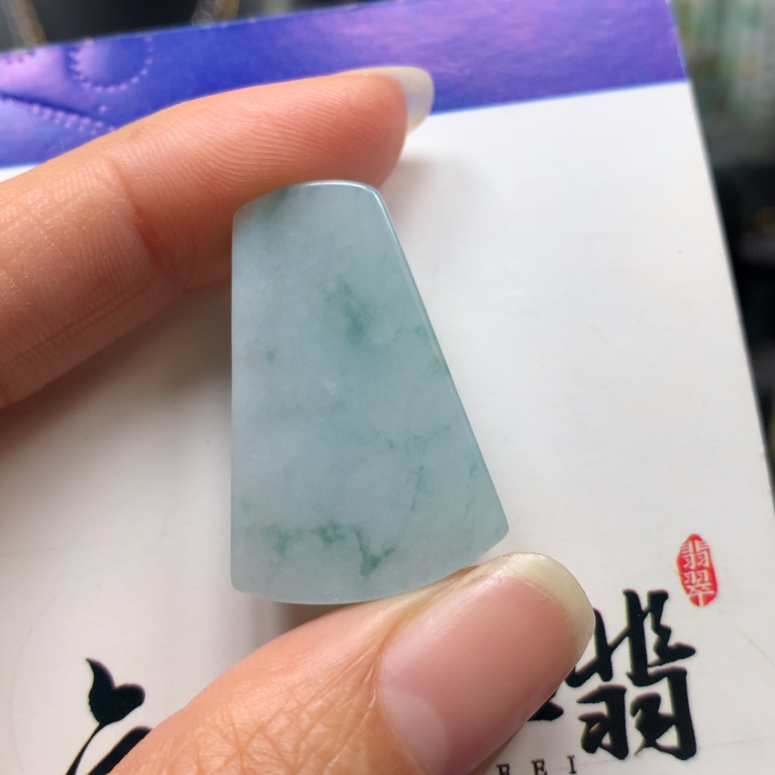 翡翠颈饰未镶嵌无事牌