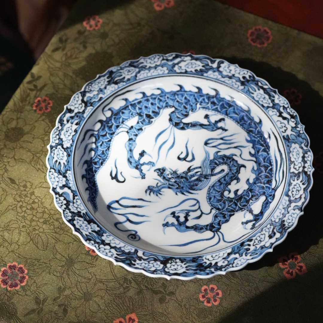 【品遗敬仁】雲山敬古手绘青花蓝边云龙葵口大壶承20.5 直径高3.3cm