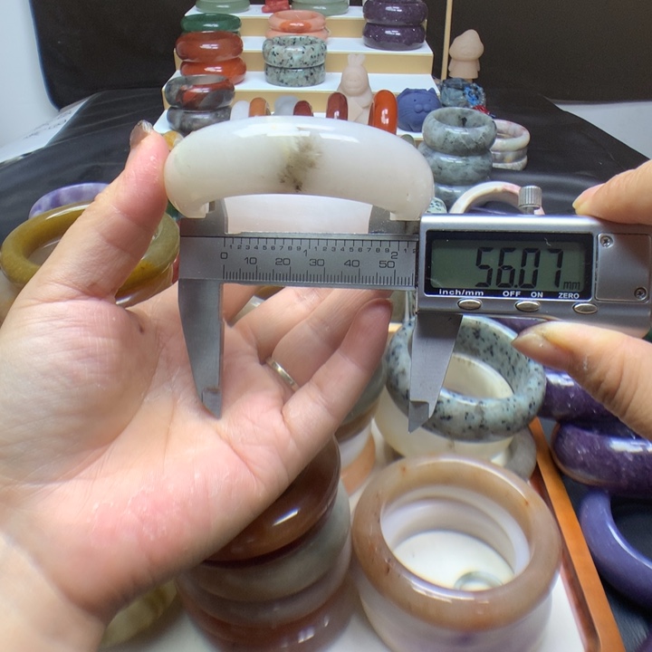 未镶嵌手镯石英质玉