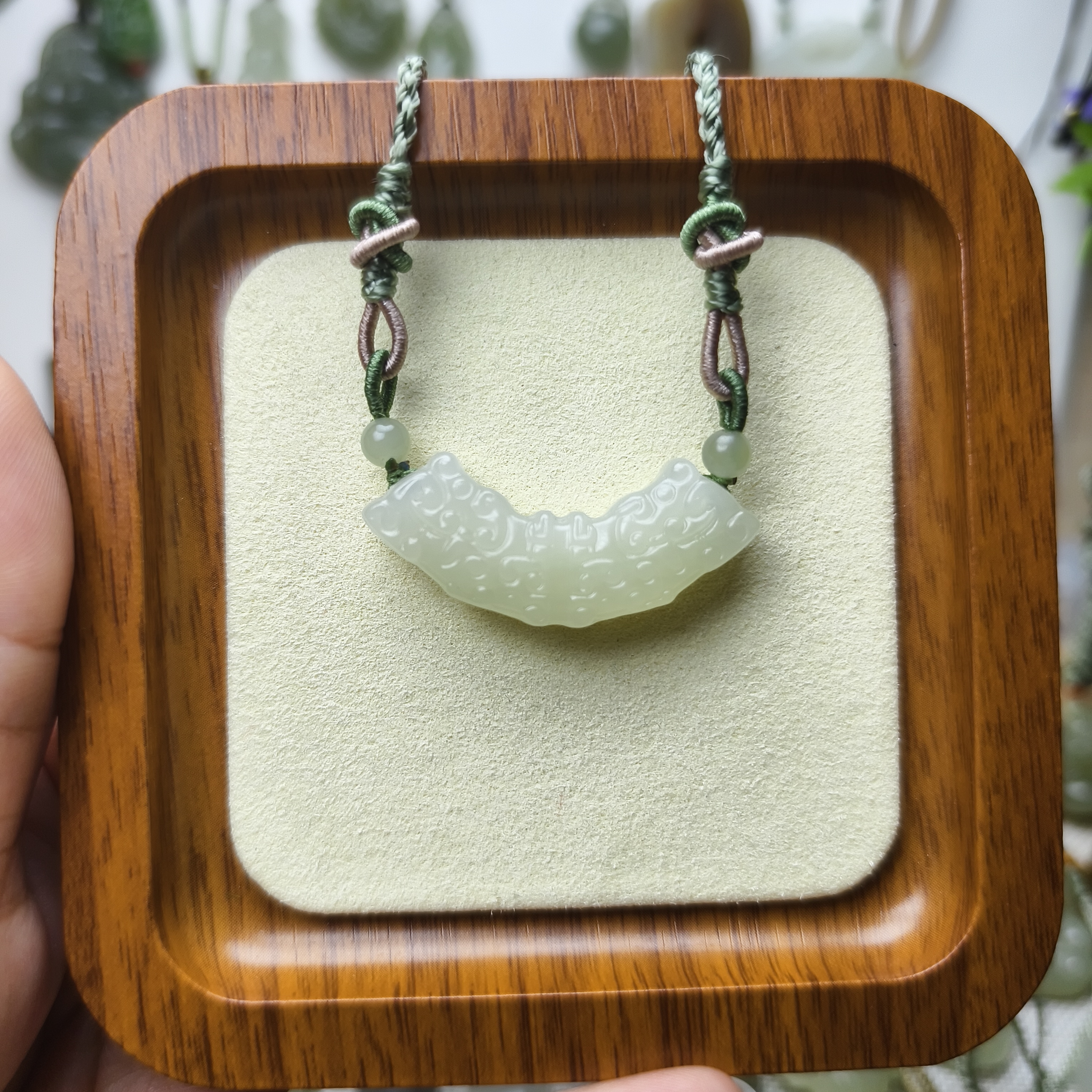 天然和田玉衡吊坠