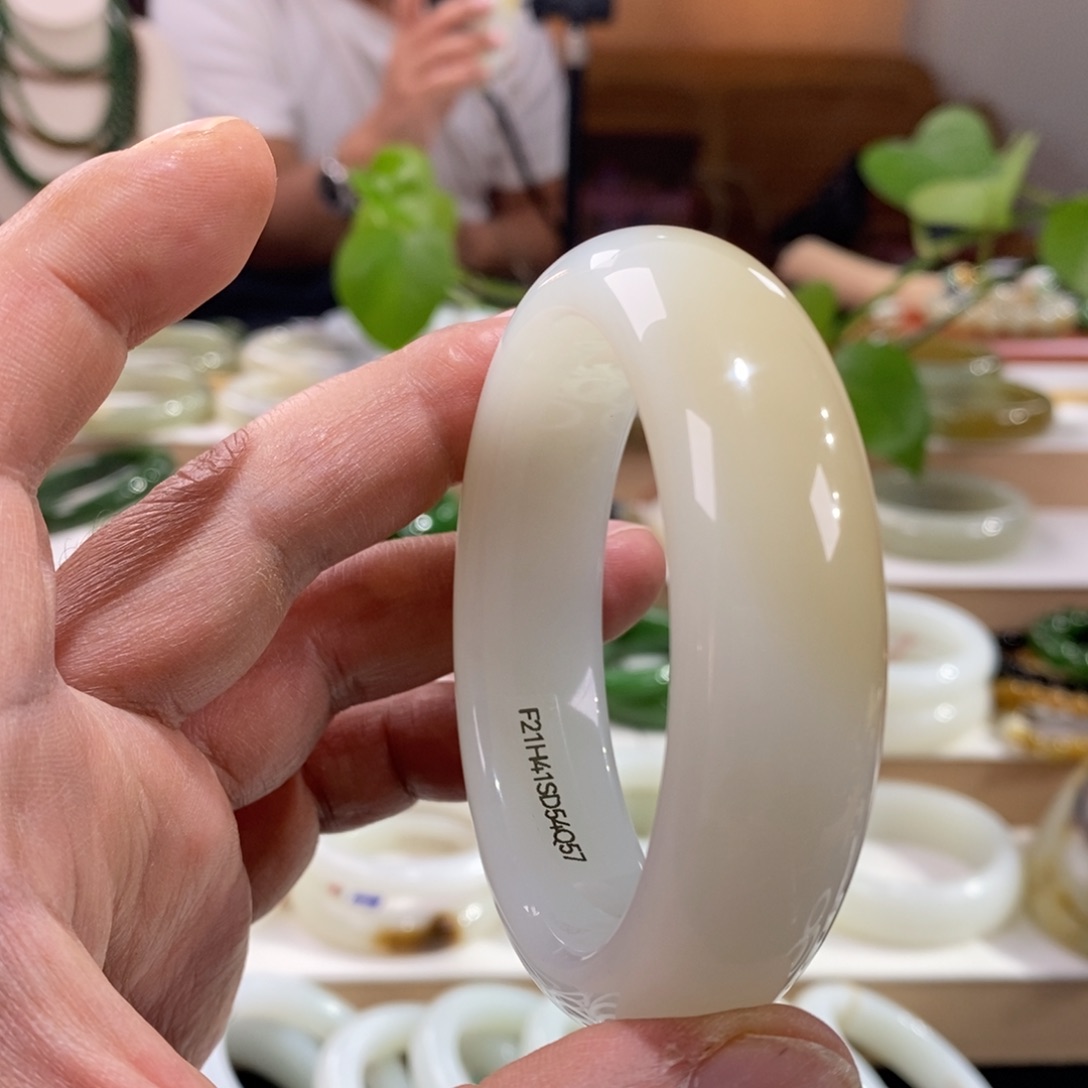 和田玉未镶嵌手镯